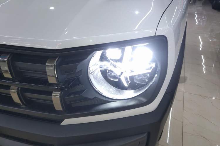 Used Haval X DOG 2022 1.5T DCT Two-Wheel Drive Trendy Edition Left Front Headlight
