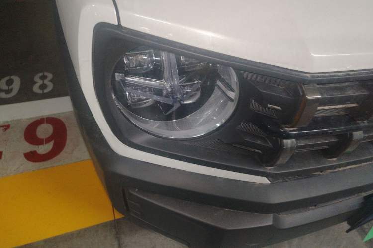 Used Haval X DOG 2022 1.5T DCT Four-Wheel Drive Trendy Wild Edition Right Front Headlight