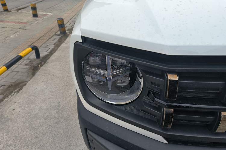 Used Haval X DOG 2022 1.5T DCT Two-Wheel Drive Trendy & Cool Edition Right Front Headlight