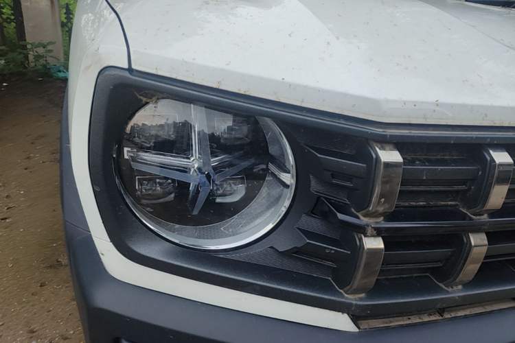 Used Haval X DOG 2022 1.5T DCT Four-Wheel Drive Trendy Wild Edition Right Front Headlight