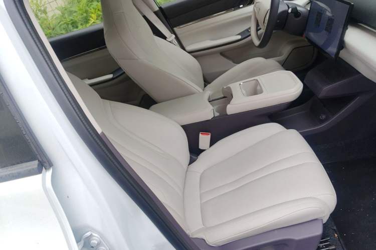 Used HEDMOS 06 2025 Model 520km Right Front Seat