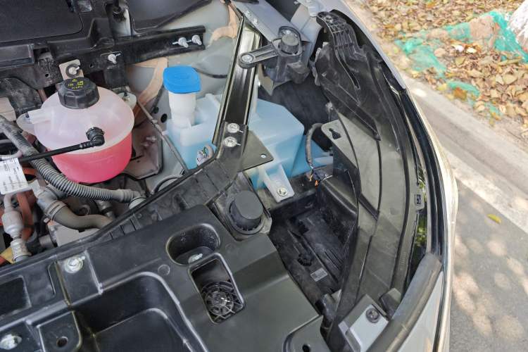 Used Hengchi 5 2022 Ultra-Luxury Edition Engine Bay Left