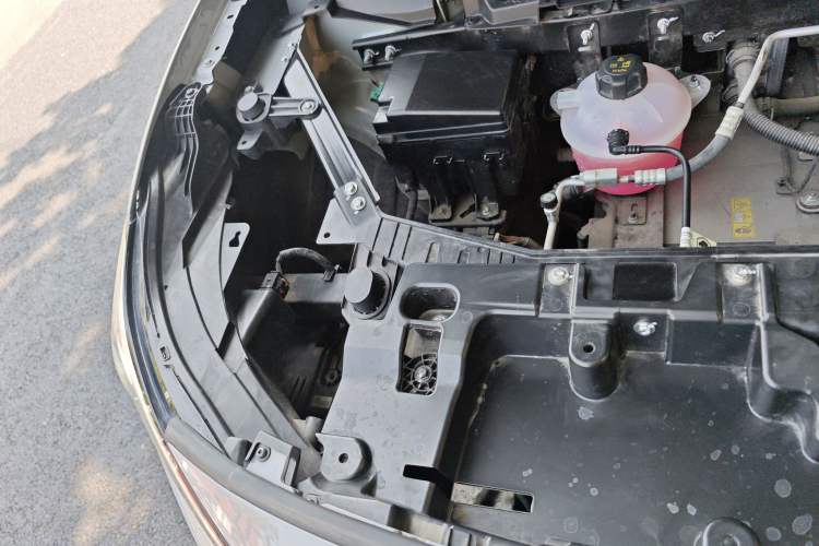 Used Hengchi 5 2022 Ultra-Luxury Edition Engine Bay Right