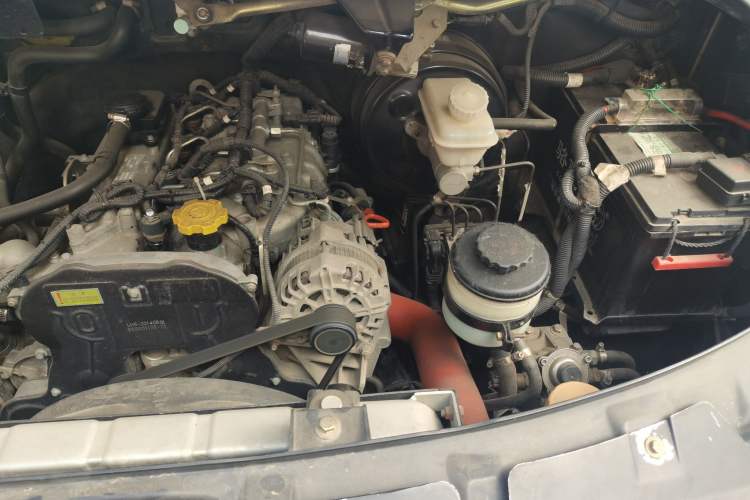 Used Higer H6C 2015 2.8T Diesel Version SC28R143Q4 Engine Bay Left