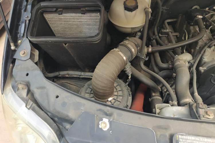 Used Higer H6C 2015 2.8T Diesel Version SC28R143Q4 Engine Bay Right