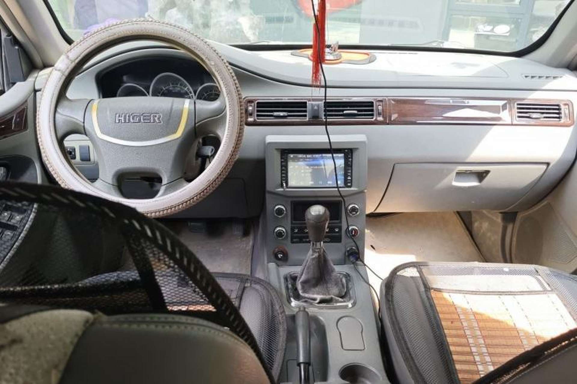 Used Higer Longwei 2015 2.8T Diesel Manual Two-Wheel Drive Big Double Standard Edition Standard Model 4JB1T-4B Center Console
