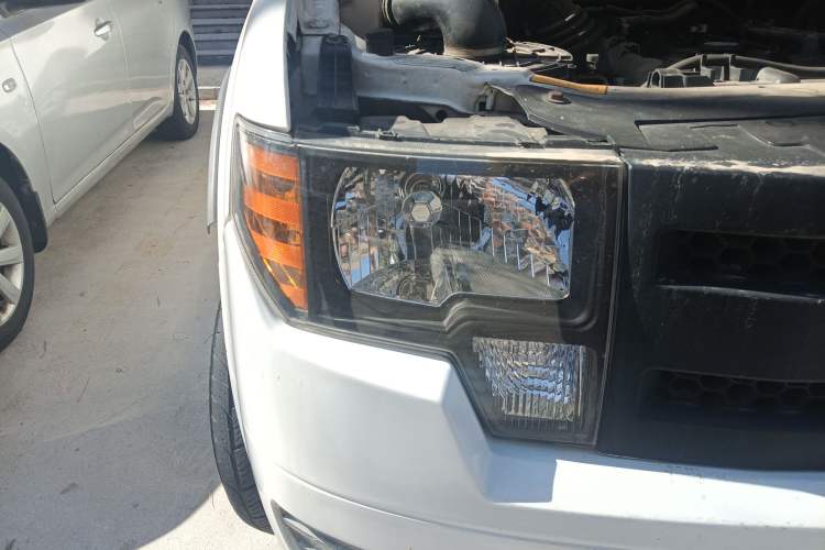 Used Higer Longwei 2015 2.8T Diesel Manual Two-Wheel Drive Big Double Classic Edition JE493 Right Front Headlight
