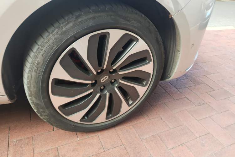 Used Hima AITO M5 2022 Extended-Range Four-Wheel Drive Ultimate Edition Right Front Wheel Hub