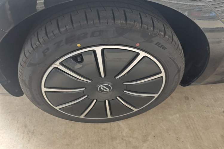Used Hima AITO M5 2022 Pure Electric All-Wheel-Drive Performance Edition Left Front Wheel Hub