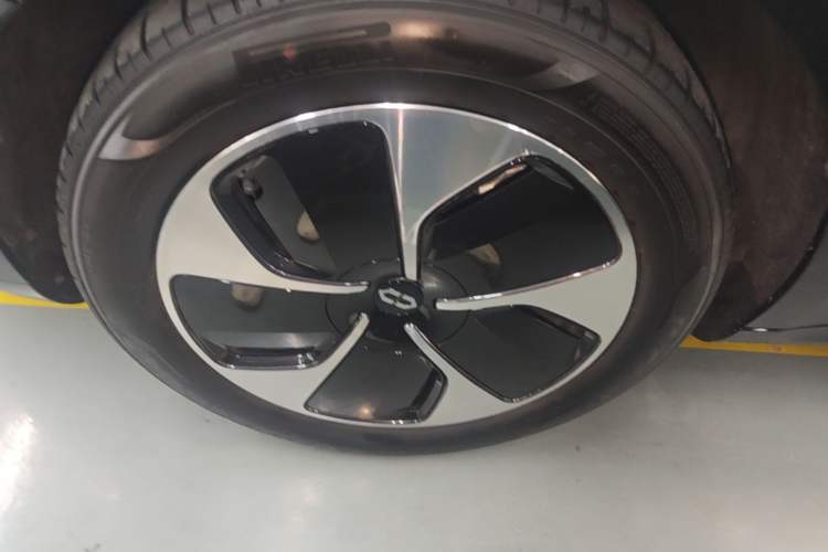 Used Hima AITO M5 2022 Pure Electric Rear-Drive Standard Edition Left Front Wheel Hub