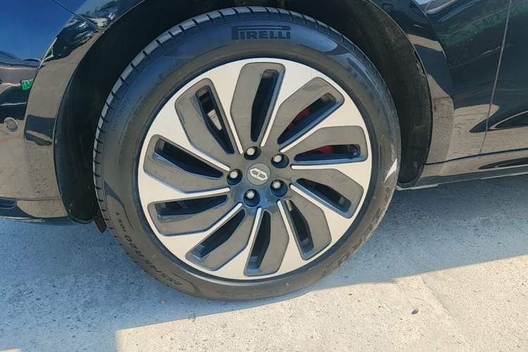 Used Hima AITO M5 2022 Extended-Range Four-Wheel Drive Ultimate Edition Left Front Wheel Hub