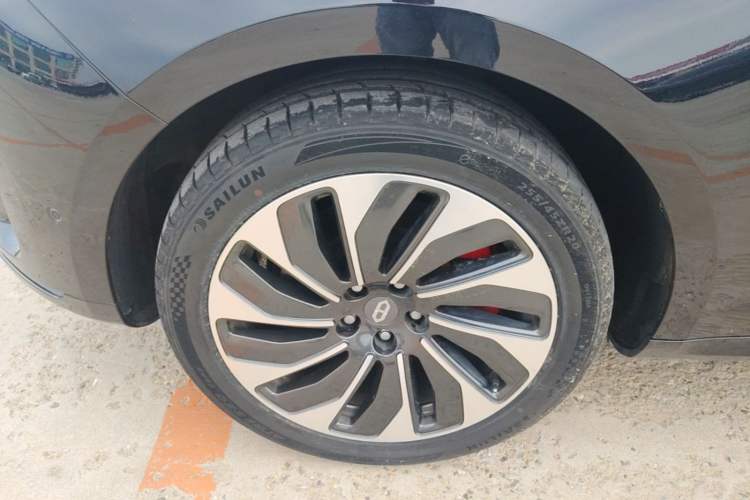 Used Hima AITO M5 2022 Extended-Range Four-Wheel Drive Ultimate Edition Left Front Wheel Hub