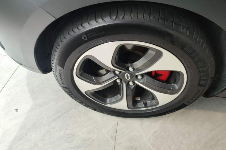 Used Hima AITO M5 2022 Range-Extended Rear-Drive Standard Version Left Front Wheel Hub