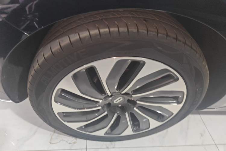 Used Hima AITO M5 2022 Extended-Range Four-Wheel Drive Performance Version Left Front Wheel Hub