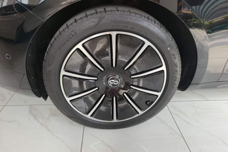 Used Hima AITO M5 2022 Pure Electric All-Wheel-Drive Performance Edition Left Front Wheel Hub