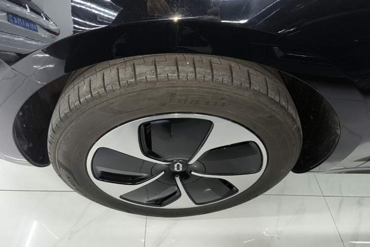 Used Hima AITO M5 2022 Pure Electric Rear-Drive Standard Edition Left Front Wheel Hub
