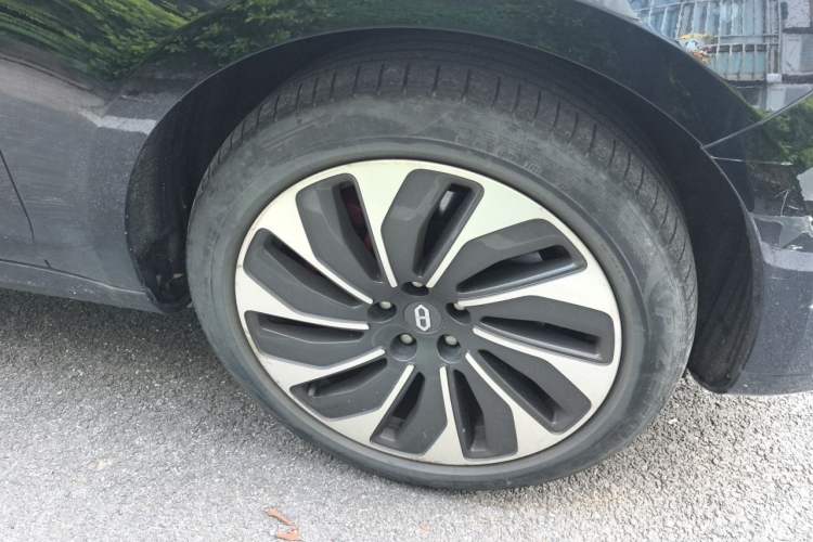 Used Hima AITO M5 2022 Extended-Range Four-Wheel Drive Flagship Edition Right Front Wheel Hub