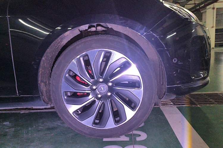 Used Hima AITO M5 2022 Extended-Range Four-Wheel Drive Performance Version Right Front Wheel Hub