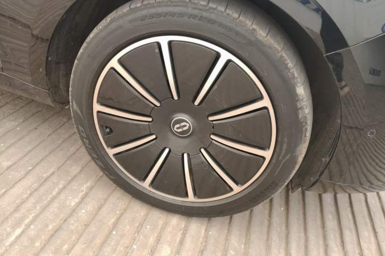 Used Hima AITO M5 2022 Pure Electric All-Wheel-Drive Performance Edition Right Front Wheel Hub