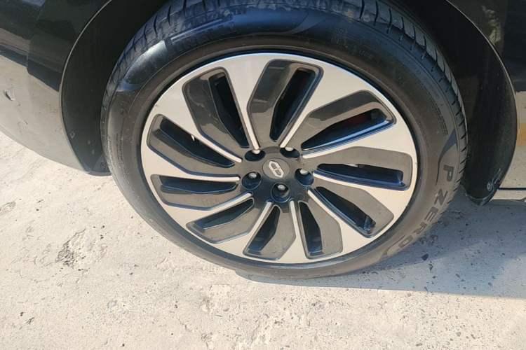 Used Hima AITO M5 2022 Extended-Range Four-Wheel Drive Ultimate Edition Right Rear Wheel Hub