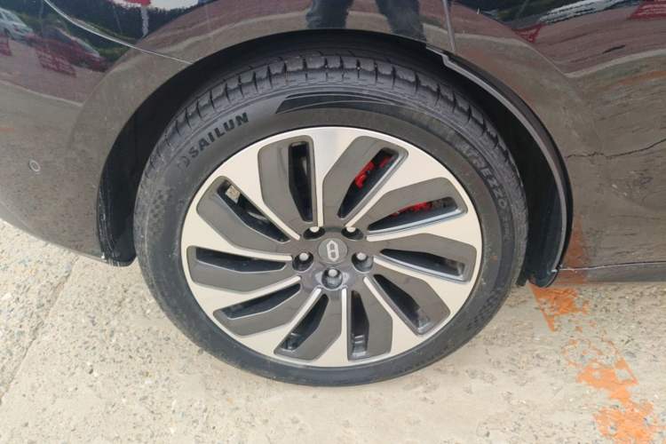 Used Hima AITO M5 2022 Extended-Range Four-Wheel Drive Ultimate Edition Right Rear Wheel Hub