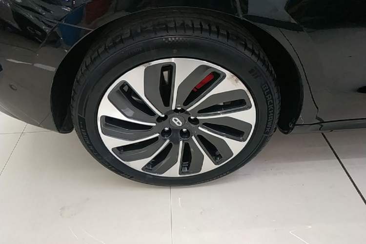 Used Hima AITO M5 2022 Extended-Range Four-Wheel Drive Flagship Edition Right Rear Wheel Hub