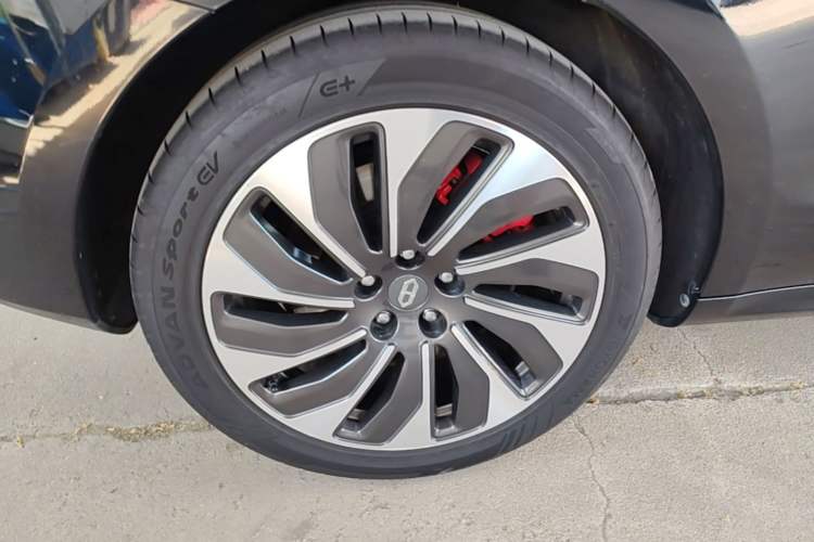 Used Hima AITO M5 2022 Extended-Range Four-Wheel Drive Flagship Edition Right Rear Wheel Hub