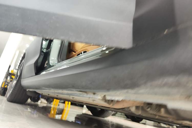 Used Hima AITO M5 2022 Range-Extended Rear-Drive Standard Version Right Side Sill