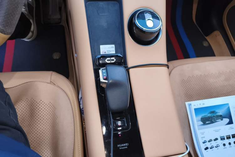 Used Hima AITO M5 2022 Extended-Range Four-Wheel Drive Ultimate Edition Gear Lever
