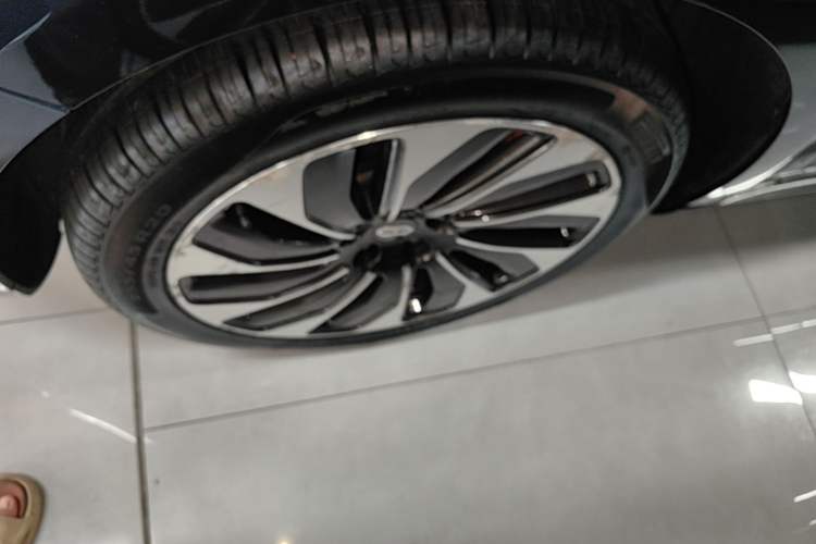 Used Hima AITO M5 2022 Pure Electric All-Wheel-Drive Performance Edition Left Front Wheel Hub