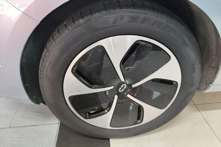 Used Hima AITO M5 2022 Pure Electric Rear-Drive Standard Edition Left Front Wheel Hub