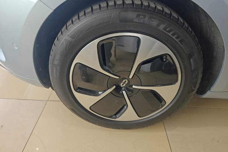 Used Hima AITO M5 2022 Pure Electric Rear-Drive Standard Edition Left Front Wheel Hub