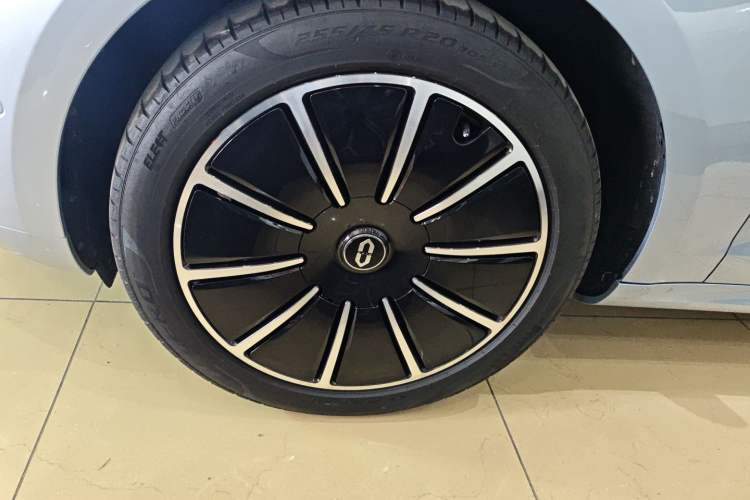 Used Hima AITO M5 2022 Pure Electric All-Wheel-Drive Performance Edition Left Front Wheel Hub