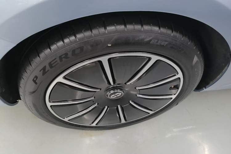 Used Hima AITO M5 2022 Pure Electric All-Wheel-Drive Performance Edition Left Front Wheel Hub