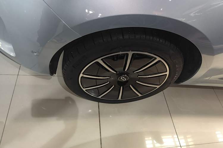 Used Hima AITO M5 2022 Pure Electric All-Wheel-Drive Performance Edition Left Front Wheel Hub
