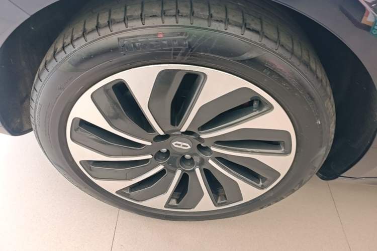 Used Hima AITO M5 2022 Extended-Range Four-Wheel Drive Performance Version Left Front Wheel Hub