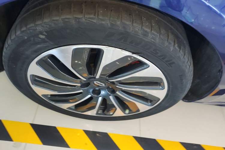 Used Hima AITO M5 2022 Extended-Range Four-Wheel Drive Ultimate Edition Left Front Wheel Hub