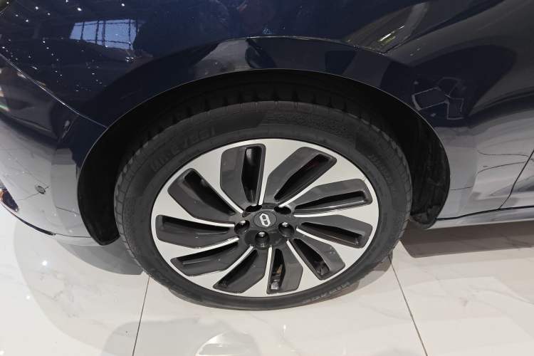 Used Hima AITO M5 2022 Extended-Range Four-Wheel Drive Flagship Edition Left Front Wheel Hub