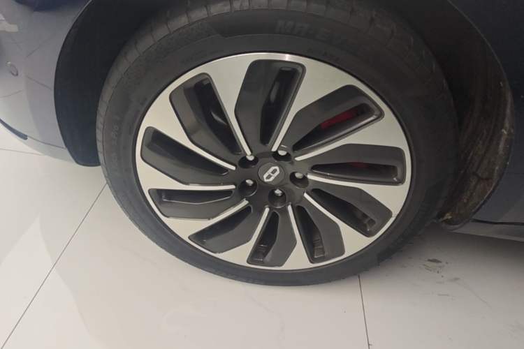 Used Hima AITO M5 2022 Extended-Range Four-Wheel Drive Flagship Edition Left Front Wheel Hub