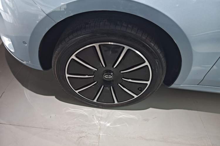 Used Hima AITO M5 2022 Extended-Range Four-Wheel Drive Flagship Edition Left Front Wheel Hub