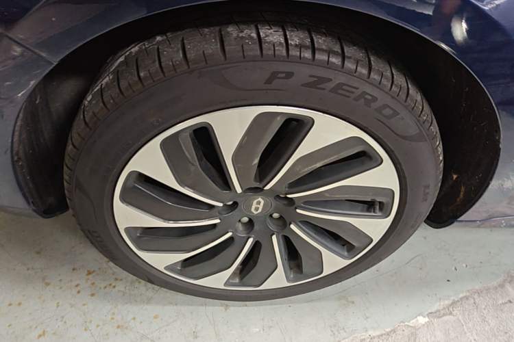 Used Hima AITO M5 2022 Extended-Range Four-Wheel Drive Ultimate Edition Left Front Wheel Hub