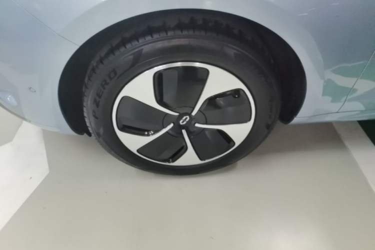 Used Hima AITO M5 2022 Pure Electric Rear-Drive Standard Edition Left Front Wheel Hub