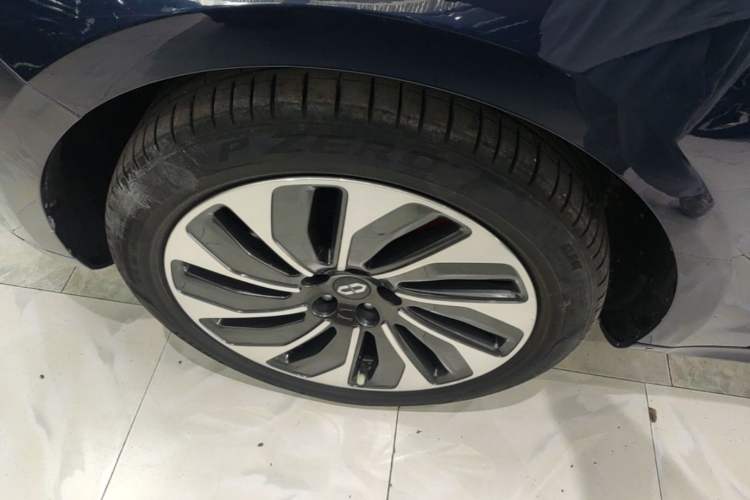 Used Hima AITO M5 2022 Extended-Range Four-Wheel Drive Flagship Edition Left Front Wheel Hub
