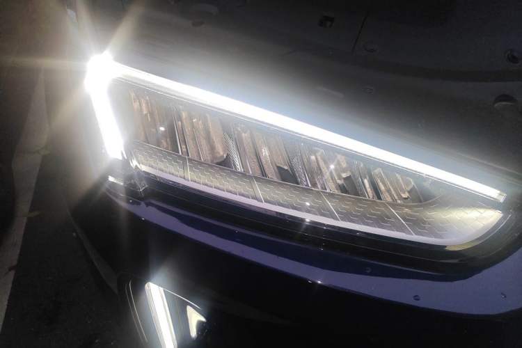 Used Hima AITO M5 2022 Extended-Range Four-Wheel Drive Performance Version Right Front Headlight