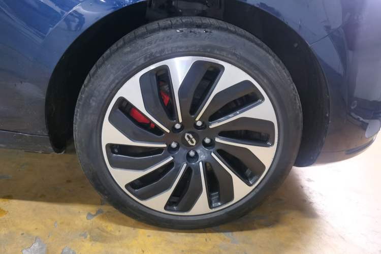 Used Hima AITO M5 2022 Extended-Range Four-Wheel Drive Ultimate Edition Right Front Wheel Hub