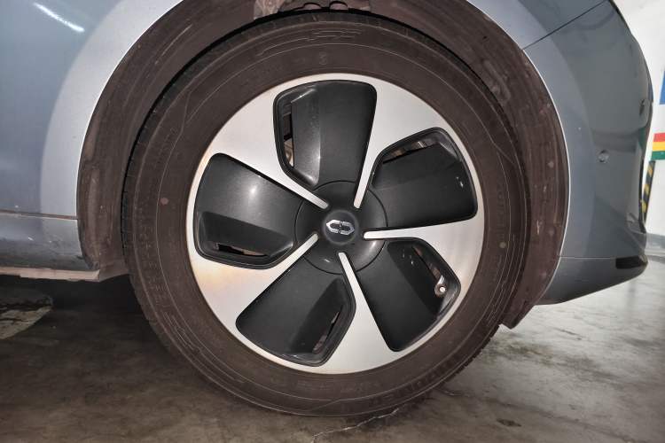 Used Hima AITO M5 2022 Pure Electric Rear-Drive Standard Edition Right Front Wheel Hub