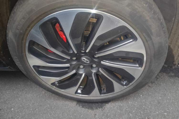 Used Hima AITO M5 2022 Extended-Range Four-Wheel Drive Performance Version Right Front Wheel Hub