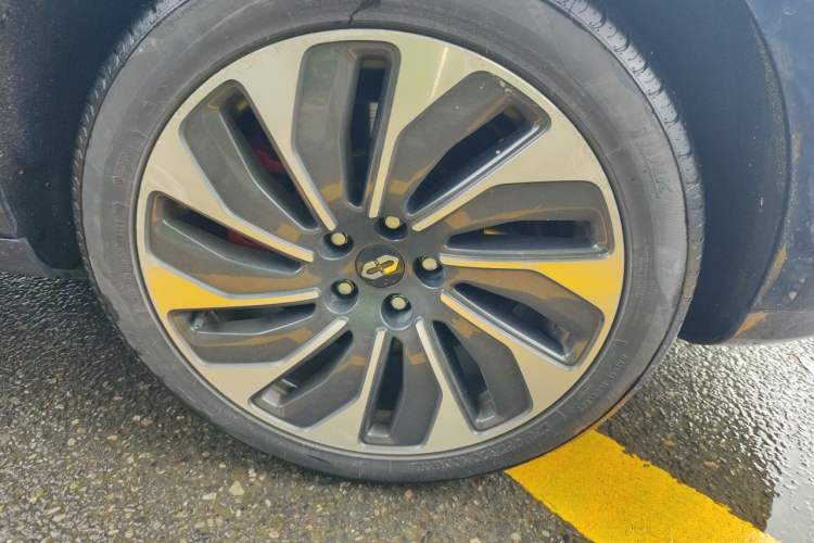 Used Hima AITO M5 2022 Range-Extended Rear-Drive Standard Version Right Front Wheel Hub