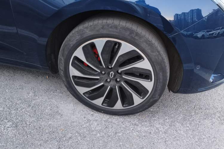 Used Hima AITO M5 2022 Extended-Range Four-Wheel Drive Ultimate Edition Right Front Wheel Hub