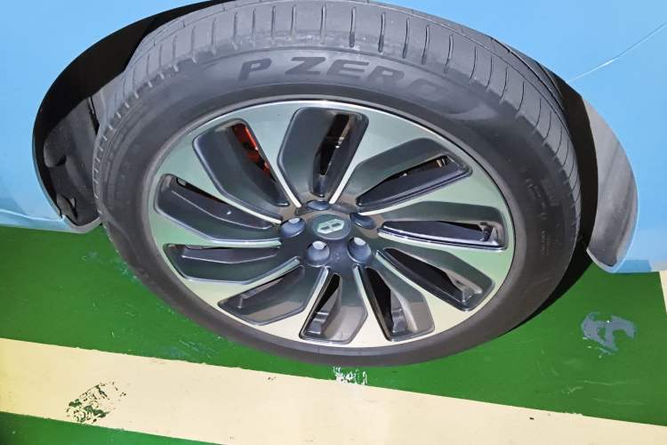 Used Hima AITO M5 2022 Extended-Range Four-Wheel Drive Ultimate Edition Right Front Wheel Hub